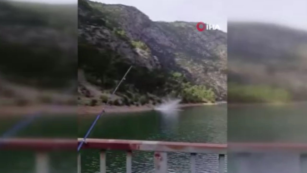 Deprem anında tepeden kaya koptu: O anlar kamerada
