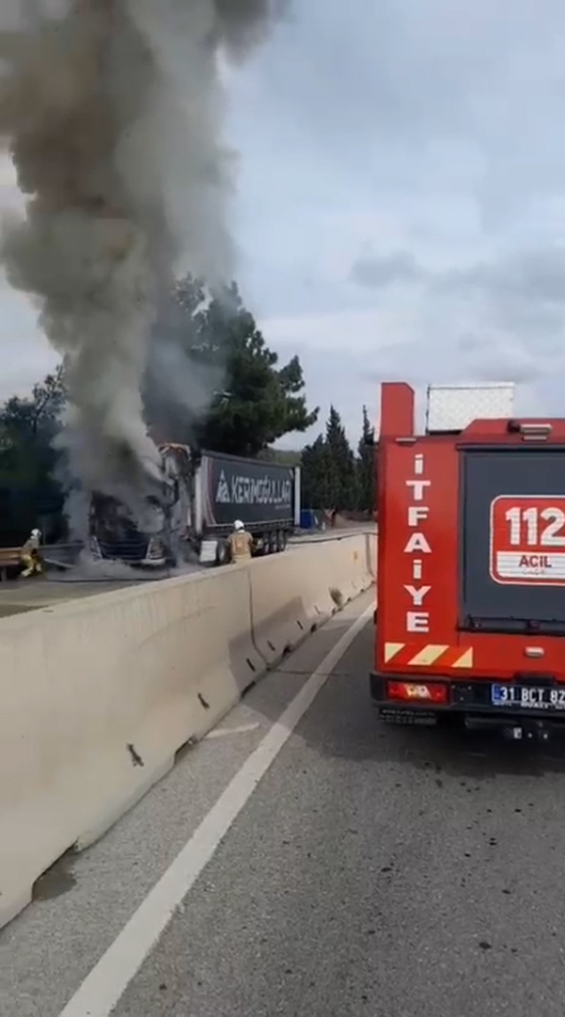 Hatay Belen'de alev alan TIR'ı itfaiye söndürdü, çıkış nedeni araştırılıyor