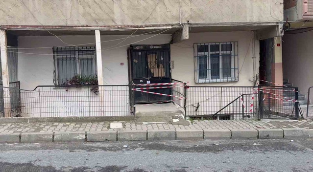 Küçükçekmece'de 14 daireli bina mühürlendi, önünde zabıta nöbet tutuyor