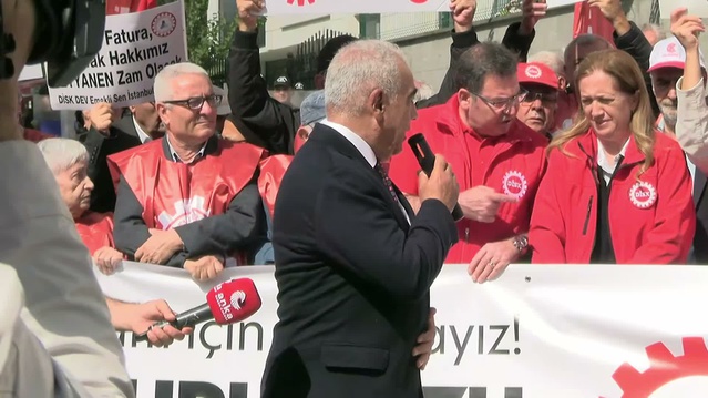 DİSK'li emekliler İstanbul Vergi Dairesi önünde aylık artışı ve insanca yaşam istedi