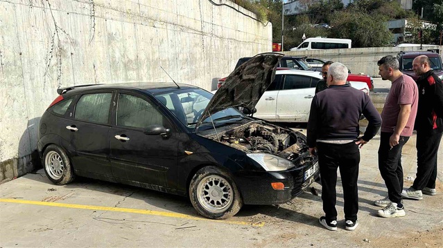 Ayazağa'da sel mağduru araç sahipleri otomobillerini çekiciyle sanayiye taşıyor