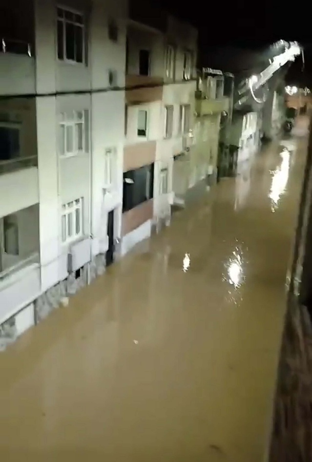Sarı kod sonrası Biga'da sağanak caddeleri göle çevirdi, vatandaş suya olta attı