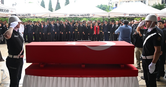 Kalp kriziyle ölen Kaymakam İhsan Kara için Antalya Valiliği önünde tören düzenlendi