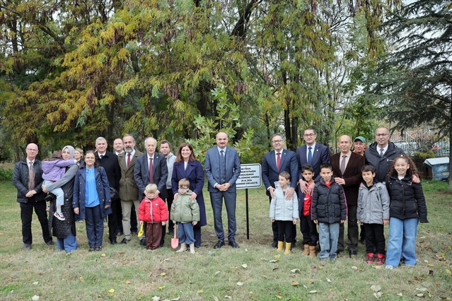 Trakya Üniversitesinde Cumhuriyet'in 103. yıl fidanı Lozan Anıtı yanında dikildi
