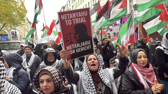 Berlin'de Filistin için toplanan yüzlerce kişi Neukölln'e yürüdü