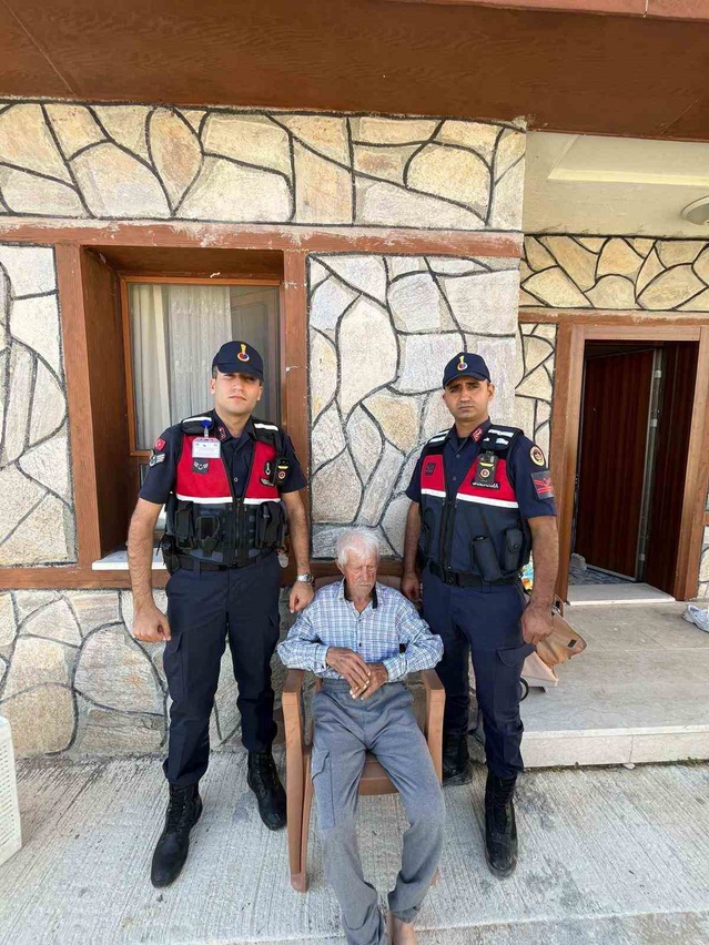 Manavgat'ta Alzheimer hastası 89 yaşındaki adamı Jandarma ekipleri ormanda buldu