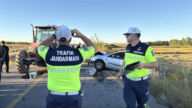 Edirne'de traktör ile otomobil çarpıştı, 1 kişi yaralanarak hastaneye kaldırıldı