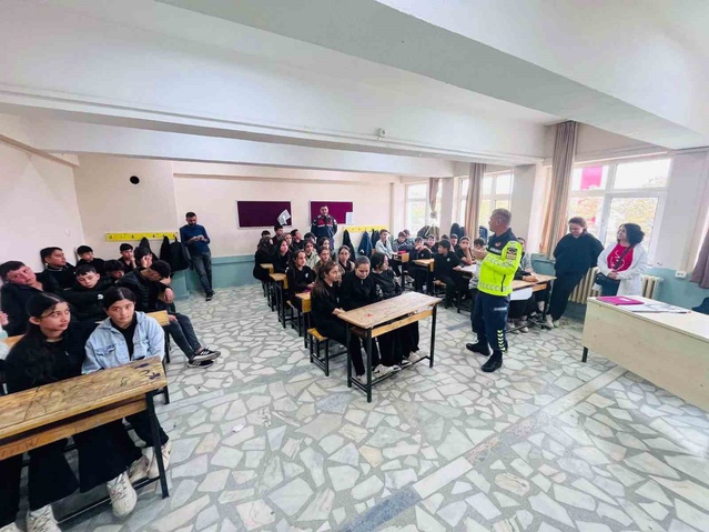 Afyonkarahisar Çobanlar Kocaöz'de öğrencilere Trafik Dedektifleri eğitimi verildi
