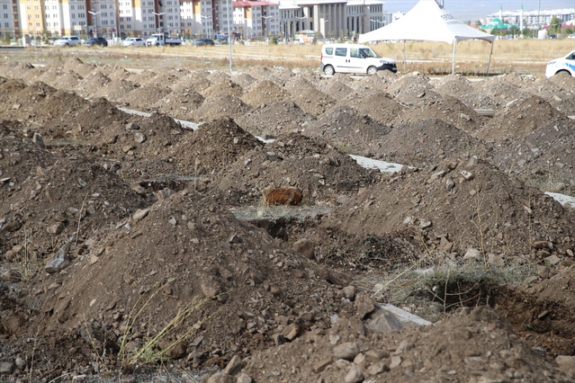 Erzurum'da mezar kazısında patlamamış top mermisi bulundu, polis teslim aldı