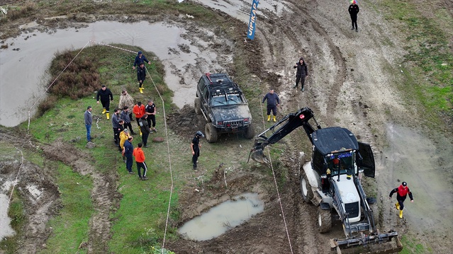 Düzce Gümüşova'da off-road şenliği başladı, 77 araç çamurlu etaplarda yarıştı