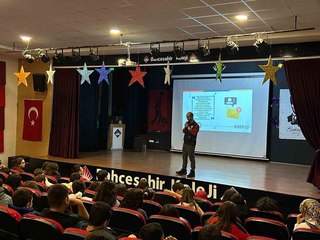 Kars Emniyeti Bahçeşehir Kolejinde öğrencilere siber zorbalık semineri düzenledi