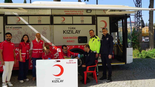 İslahiye'de emniyet personeli Kızılay'a kan bağışladı, ilk bağışı Müdür Taşkır yaptı