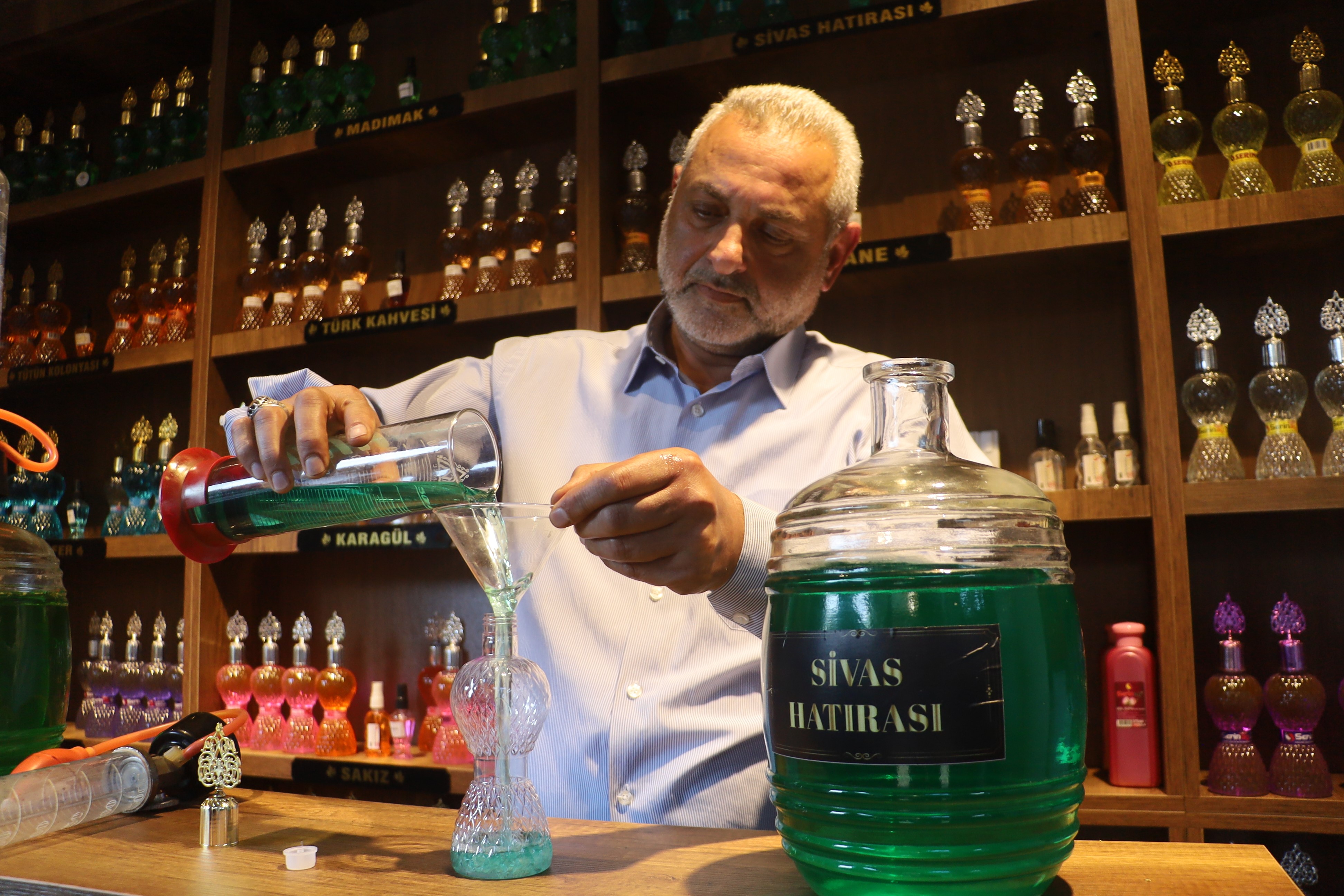 Sivas'ın kokusunu şişeye doldurdu. Hikayesini duyan kaleye gidiyor
