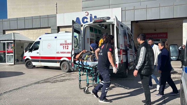 Kütahya Tavşanlı'da otomobil, motosikletle çarpıştı, biri ağır 2 kişi yaralandı