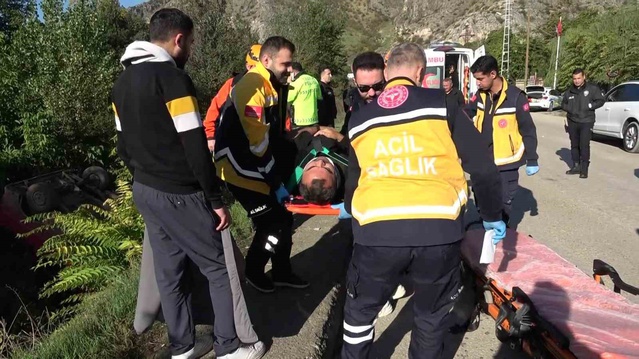 Amasya'da kontrolden çıkan minibüs takla atıp dereye uçtu, 9 kişi yaralandı