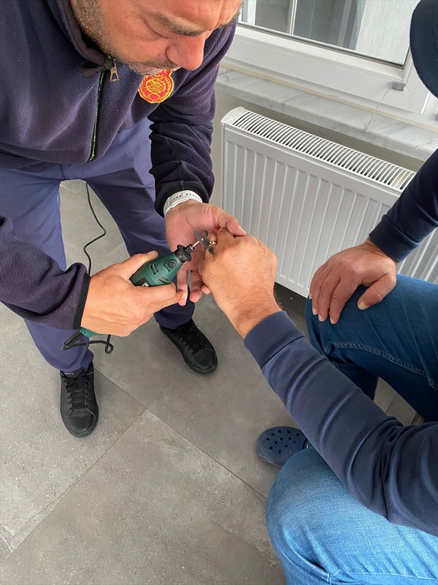 Yalova Çınarcık'ta şişen parmağa sıkışan yüzüğü itfaiye elektrikli aletle kesti