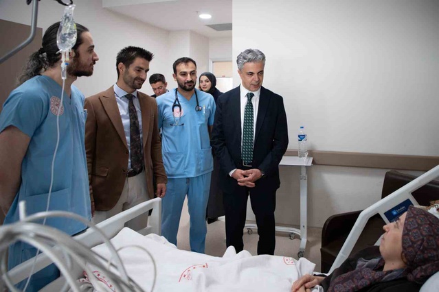 Erzincan'da Rektör Kuyrukluyıldız, hastalar ve sağlık çalışanlarını ziyaret etti