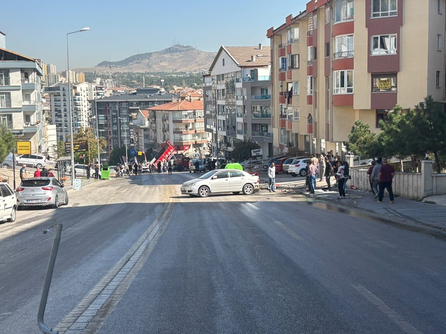 Ankara Mamak'ta iddiaya göre freni boşalan kamyonet 3 araç ve 2 direğe çarptı