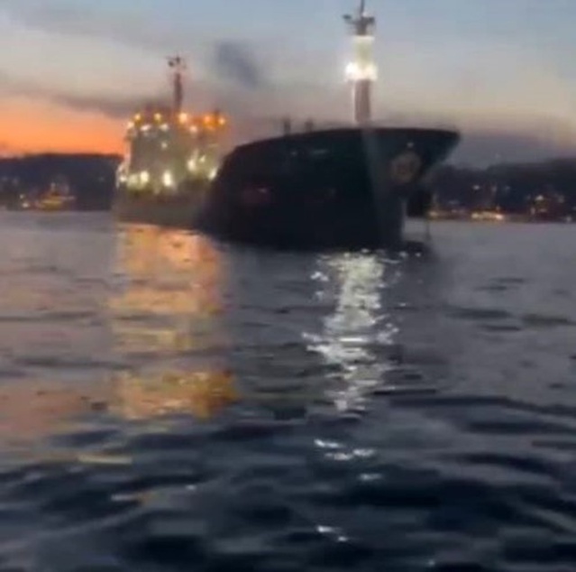 Kanlıca'da kıyıya yaklaşan Malta bayraklı tankeri mürettebat demir atarak durdurdu