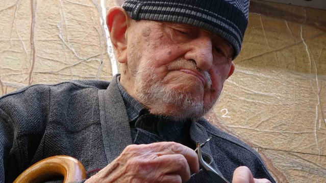 70 yıldır şemsiye onaran 97 yaşındaki usta, bir aylık aradan sonra Samsun'daki tezgahına geçti