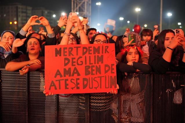 Mert Demir, Diyarbakır Kültür Yolu Festivali'nin ikinci akşamında sahnedeydi