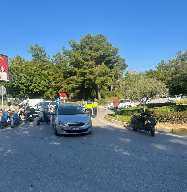 Antalya Manavgat'ta dönüş yapan otomobil motosikletle çarpıştı, sürücü yaralandı