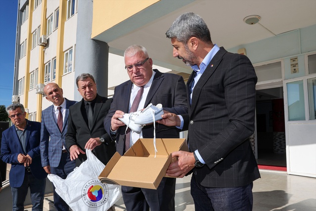 Kumluca'da 525 öğrenciye TOBB destekli ayakkabı yardımı yapıldı