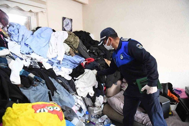 Ordu Altınordu'da yalnız yaşayan 69 yaşındaki kişinin evinden 20 kamyon atık çıkarıldı