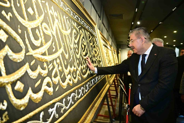 Eskişehir'de mukaddes emanetler sergisi Vali Yılmaz'ın katılımıyla açıldı