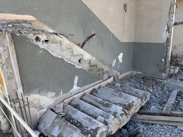 Mersin Akdeniz'de tadilattaki binada beton merdiven çöktü, işçi hayatını kaybetti