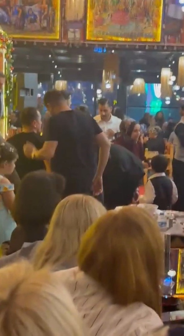 Sahnede rahatsızlanan Hakkı Bulut, Beylikdüzü'nde özel hastaneye kaldırıldı