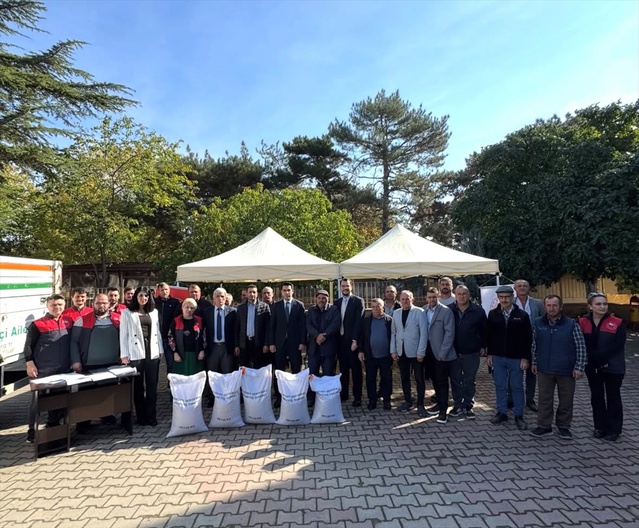 Kırklareli Pehlivanköy'de 18 çiftçiye 122 çuval kaba yem tohumu teslim edildi