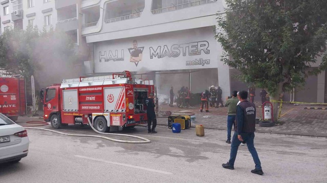 Mersin Mut'ta halı ve mobilya deposunda çıkan yangında mahsur kalanlar tahliye edildi
