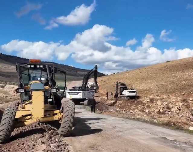 Kilis'te AFAD deprem konutları kapsamında köy yollarında çalışma sürüyor