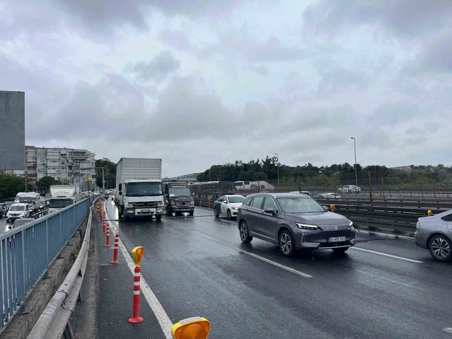 Küçükçekmece D-100'de derz kasisleri ve yağmur trafiği kilitledi