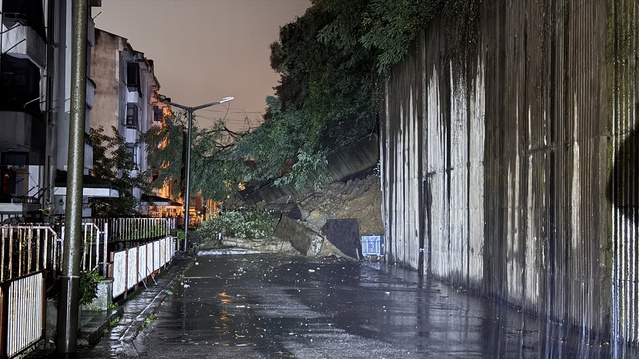 Zonguldak Kilimli'de heyelan apartmanı boşalttı, duvar altında 2 araç hasar gördü