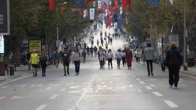 Cumhuriyet'in 103'üncü yılında Kadıköy'de 3 bin 500 sporcu 10K koştu