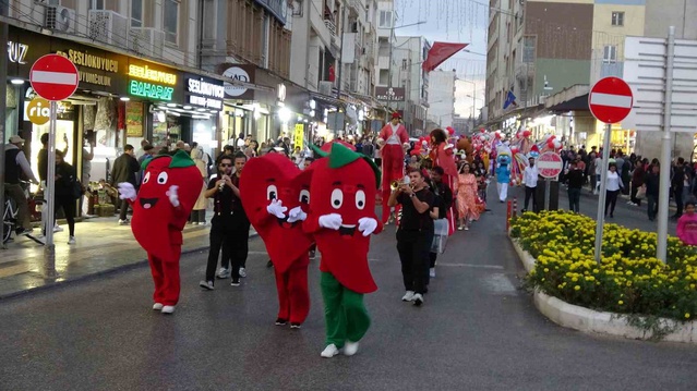Kilis Biber Festivali yürüyüş ve konserle başladı, Vali Türkiye üçüncülüğünü anlattı