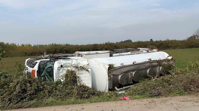 Düzce'de devrilen akaryakıt tankeri nedeniyle 1. OSB yolu trafiğe kapatıldı