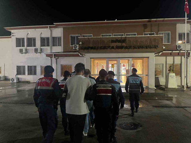 Aydın Didim'de otele yapılan operasyonda 14 düzensiz göçmen yakalandı, 8 kişi tutuklandı