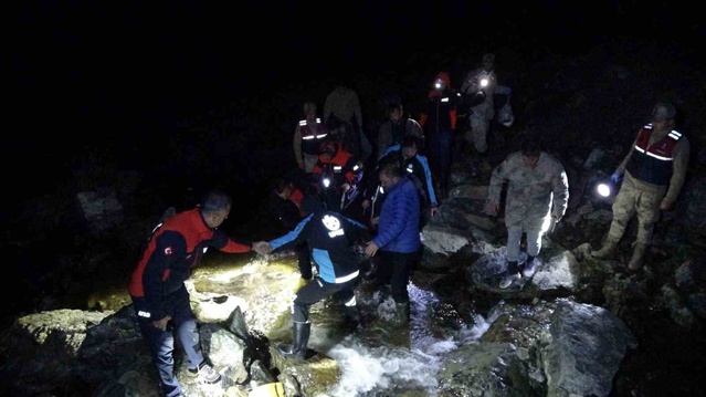 Erzurum Pasinler'de kamp yapan adam kalp krizinden öldü, ekipler 3 kişiyi kurtardı