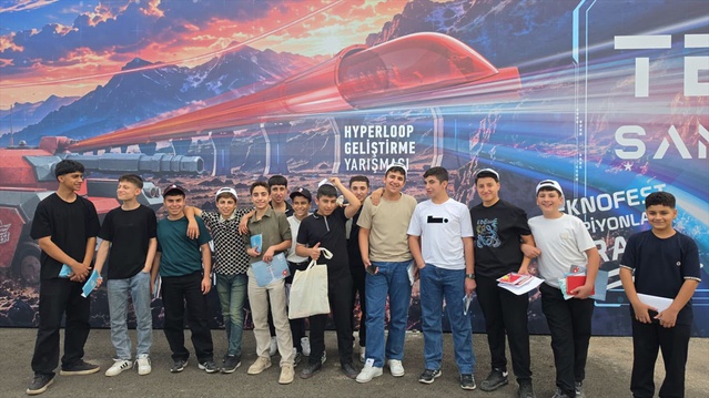 Cizreli öğrenciler Şanlıurfa'daki TEKNOFEST'te yerli teknoloji ürünlerini inceledi