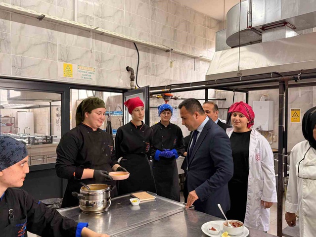 Akçakoca Kaymakamı Uzan, turizm lisesi öğrencilerinin taleplerini dinledi