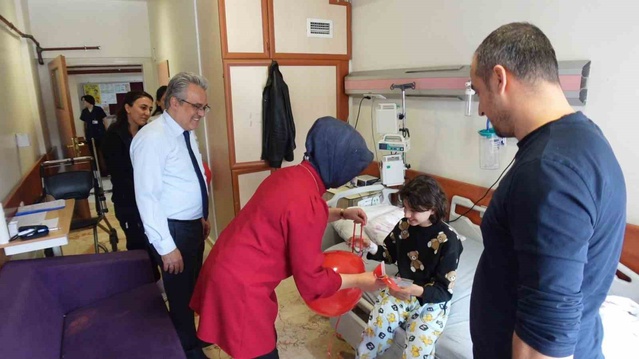 Fırat Üniversitesi Hastanesi yönetimi, bayramda çocuk hastaları ziyaret etti