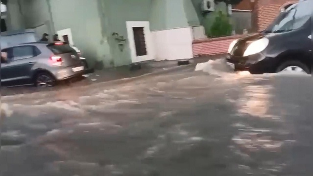 Sarıyer'de sabah sağanağı, Çayırbaşı'ndaki Şişli Hamidiye Etfal Hastanesi'ni su bastı