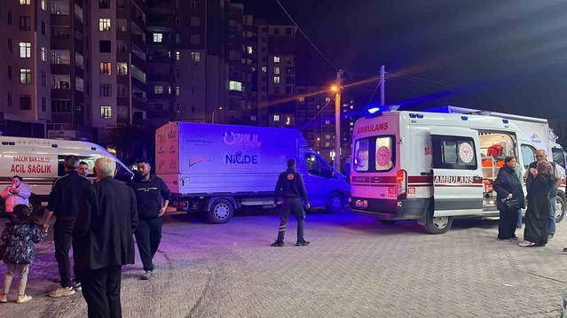 Niğde'de 9 katlı binanın en üst katındaki yangında 5 kişi hastaneye kaldırıldı