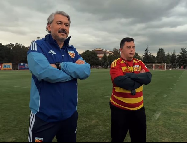Kayserispor antrenmanına konuk olan down sendromlu Mehmet Taşdemir taktik verdi