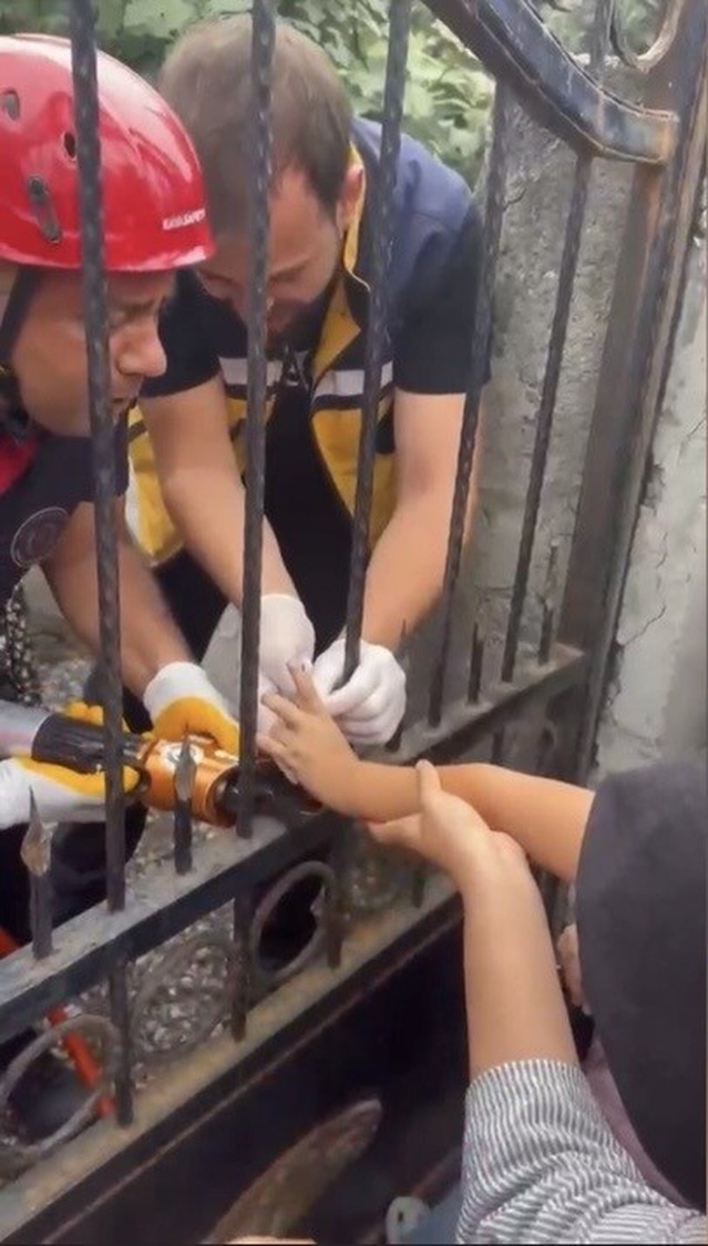 Osmaniye'de parmağı korkuluğa saplanan çocuğu itfaiye zarar vermeden kurtardı