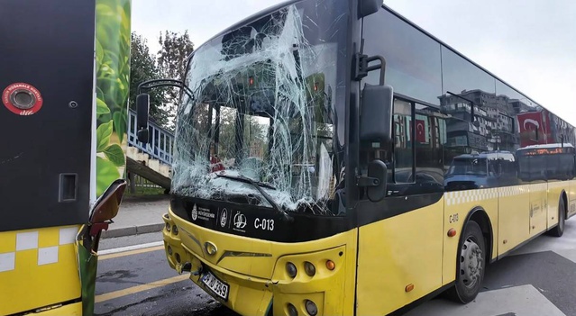 Üsküdar'da özel halk otobüsü durağa yanaşırken İETT otobüsüne çarptı, 4 kişi yaralandı
