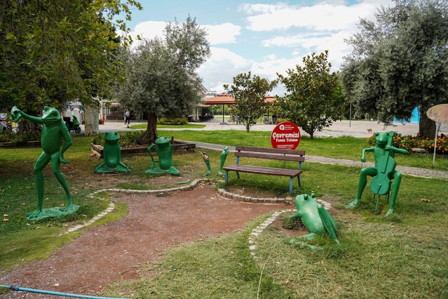 Antalya Muratpaşa'daki 6 kurbağa heykelinden biri söküldü, birinin kolları parçalandı